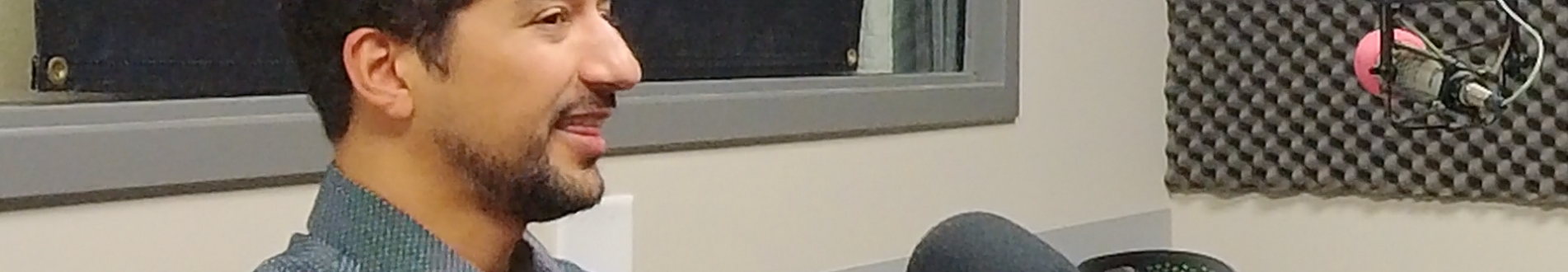 883